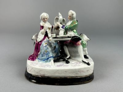 ENCRIER en porcelaine à décor d'une scène galante, d'un coup…