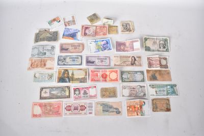 tout un tas de billets de différentes coupures sur la table