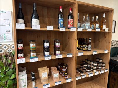 de nombreuses bouteilles de vin sur les étagères du magasin