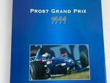 un gros plan sur un livre bleu avec la photo d'une voiture de course