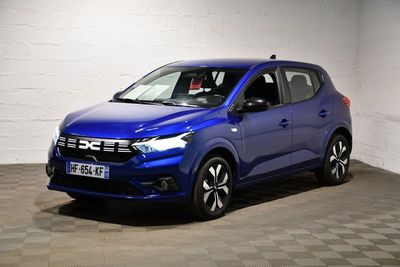 La voiture bleue est garée dans une pièce dont le sol est en damier.