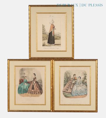 trois reproductions encadrées représentant des femmes en robe et un homme coiffé d'un chapeau
