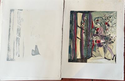 un livre ouvert sur lequel figure le dessin d'une femme assise sur une chaise