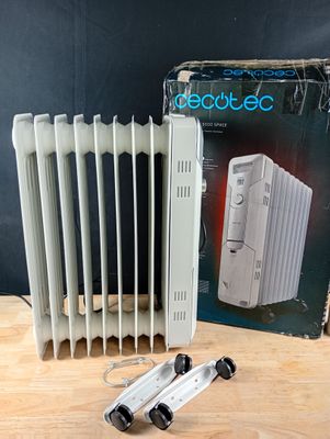 un radiateur blanc posé à côté d'un boîtier sur lequel se trouve une télécommande