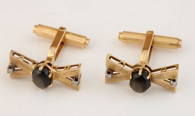 deux paires de boutons de manchette en or sertis de pierres noires