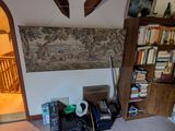 une pièce avec un lit, une bibliothèque et une chaise