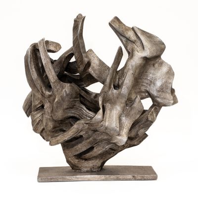 une image montrant un gros plan d'une sculpture sur fond blanc