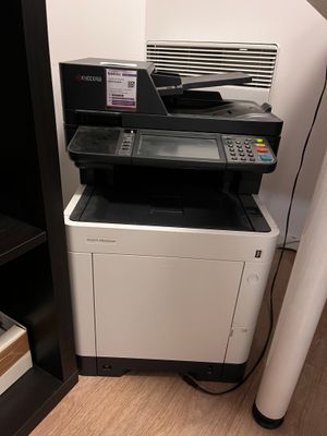 une imprimante placée au-dessus d'une armoire