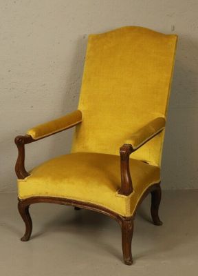 Fauteuil en bois naturel reposant sur quatre pieds cambrés s…