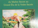 un livre vert sur lequel figure l'image d'un homme marchant sur une route