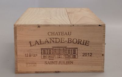 une boîte en bois avec une étiquette de vin