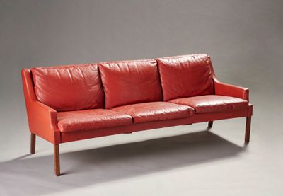 Georg THAM (XX-XXI) Canapé 3 places en cuir rouge. Piétement…