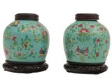 deux vases décorés de fleurs et d'oiseaux
