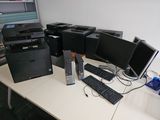un bureau sur lequel se trouvent de nombreux équipements informatiques