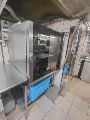 une cuisine équipée d'un micro-ondes et d'un lave-vaisselle