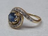 une image d'une bague en saphir bleu et diamant
