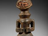 l'image d'une statue de femme avec un chapeau sur la tête