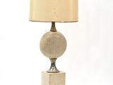 une lampe posée sur une table