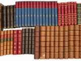 un tas de vieux livres empilés les uns sur les autres