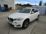 Le SUV BMW blanc est garé sur le parking.