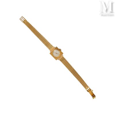 gros plan d'une montre-bracelet sur fond blanc