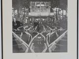 photographie en noir et blanc d'une voie ferrée dans une gare
