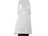le dos d'une robe de mariée blanche posée sur un mannequin