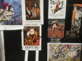 une série d'affiches accrochées les unes à côté des autres sur le mur