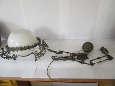 une lampe posée sur une table à côté d'une lampe