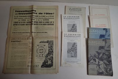 de nombreux vieux livres français posés sur une table blanche