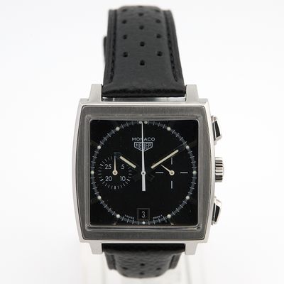 Gros plan sur une montre à cadran noir