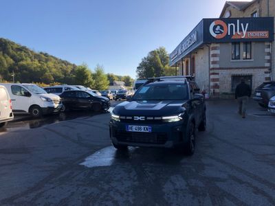 des voitures garées sur un parking devant un immeuble