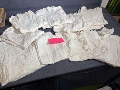 un tas de tissu blanc posé sur un canapé bleu