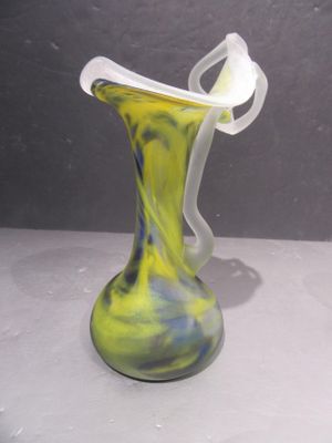 un vase jaune et bleu posé sur une table