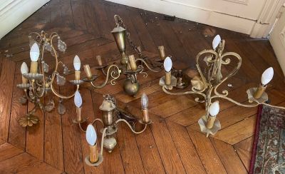 beaucoup de lampes posées par terre