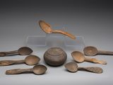 de nombreuses cuillères en bois posées sur une table