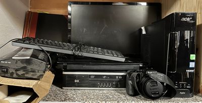 une photo d'un bureau sur lequel se trouvent un ordinateur, un clavier, une souris et d'autres appareils électroniques