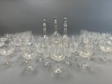 un grand nombre de verres à vin posés sur une table
