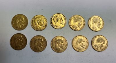 un tas de pièces d'or posé sur une surface blanche
