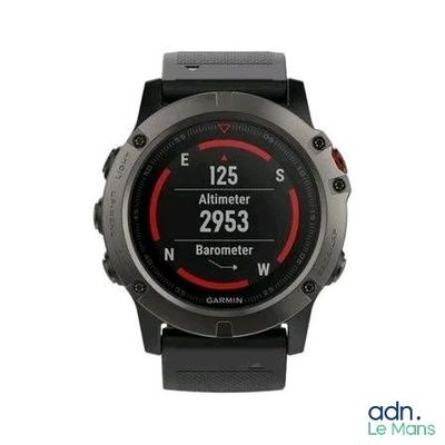 un gros plan d'une montre sur un fond blanc avec un fond blanc