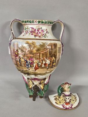 FONTAINE D'APPLIQUE en porcelaine à décor émaillé d'une scèn…