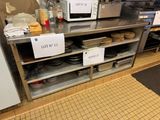 deux micro-ondes posés sur le plan de travail de la cuisine