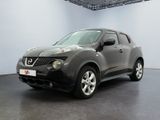 La Nissan Juke est garée dans une grande pièce au sol noir.