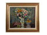 une peinture représentant un vase de fleurs et de fruits sur une table