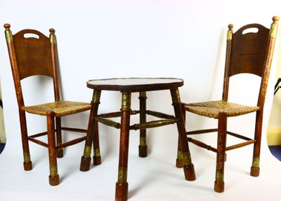 deux chaises et une table placées les unes à côté des autres