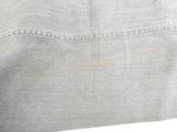 un gros plan d'un oreiller blanc posé sur une surface blanche