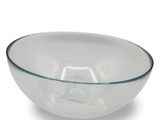 une image représentant un saladier en verre transparent sur fond blanc