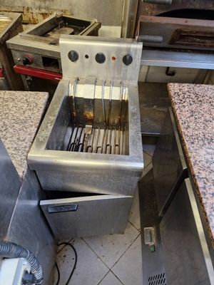 une photo d'une cuisine professionnelle équipée d'un grill et d'un plan de travail