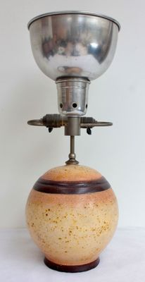 une lampe posée sur une table