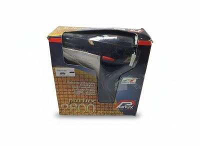 La boîte est ouverte pour montrer le contenu d'un sèche-cheveux